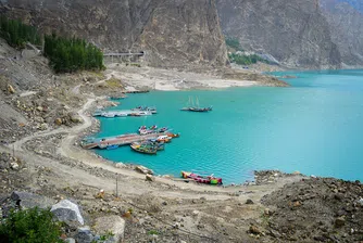 Зашеметяващо синьото езеро, създадено от бедствие