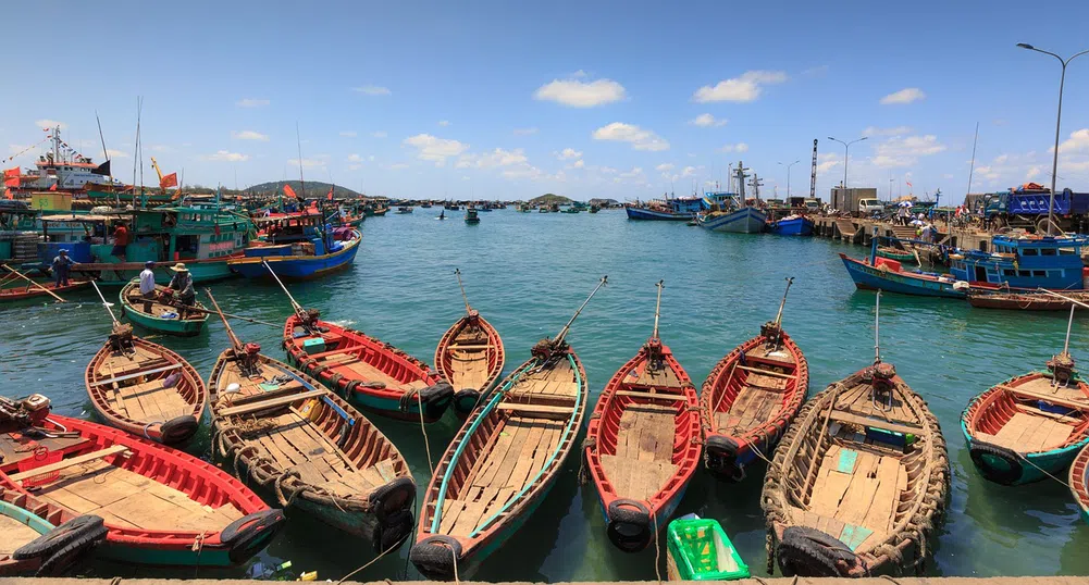 Съкратен от работа капитан заживя на лодка с цялото си семейство