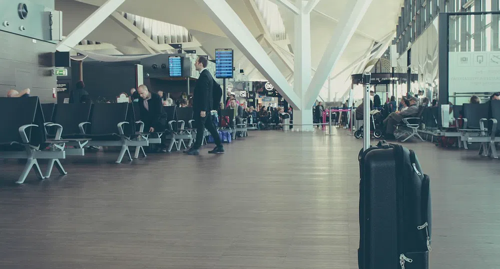 Жена пълзя из скенер за багаж, не искала да се дели от чантата си