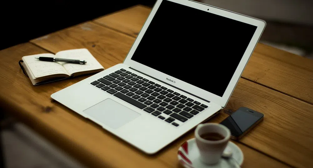 Част от инвеститорите не харесват Apple и Tesla