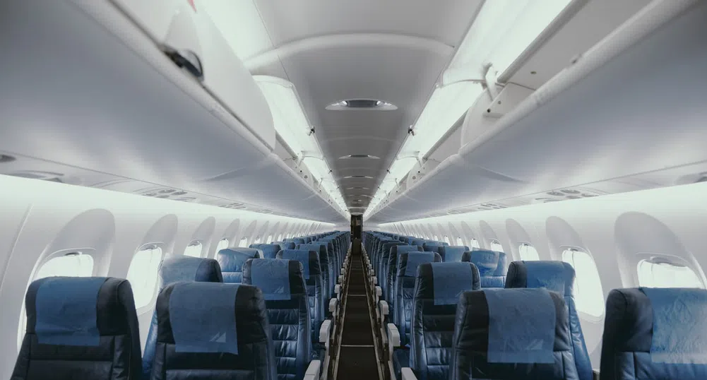 Какво е значението на различните знаци и светлини в самолета?