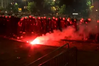 Протестиращи щурмуваха сръбския парламент