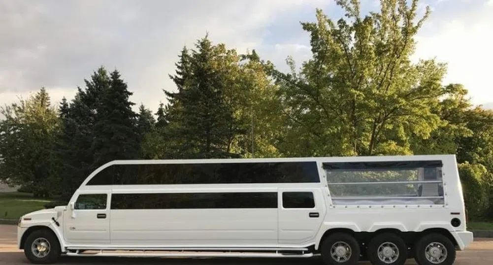 Ентусиасти превърнаха Hummer H2 в разкошна лимузина