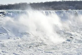 Част от Ниагарския водопад замръзна