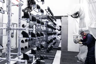 В Германия критикуват Tesla заради работното време и уплашени служители