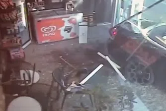 Милионер плейбой влезе с Rolls Royce през стъклото на магазин