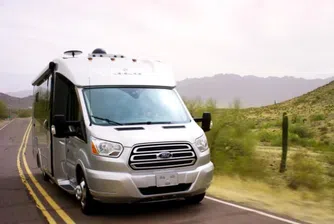 Трансформираха Ford Transit в супер съвременна къща на колела