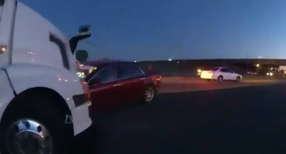 Момичета на 4 и 9 г. подкараха кола, за да поплуват в океана (видео)