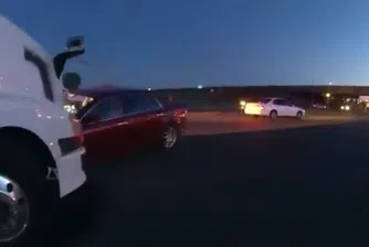 Момичета на 4 и 9 г. подкараха кола, за да поплуват в океана (видео)