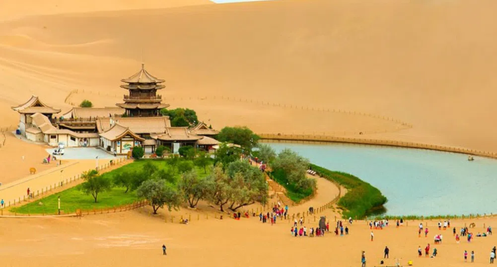 Езерото с форма на полумесец - жадувана прохлада в пустинята Гоби