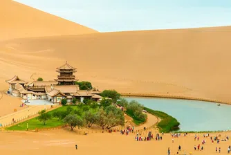 Езерото с форма на полумесец - жадувана прохлада в пустинята Гоби