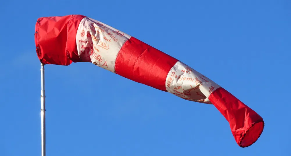 Лятото се връща с бурен южен вятър и прах от Сахара