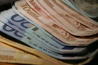 Какъв процент от домакинствата и фирмите обслужват заемите си
