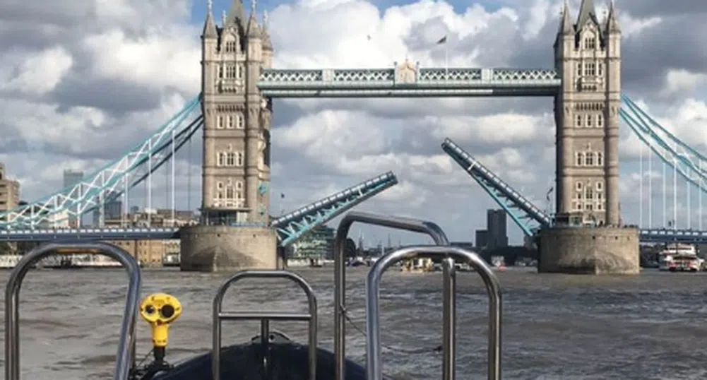 Тауър бридж блокира и предизвика километрично задръстване