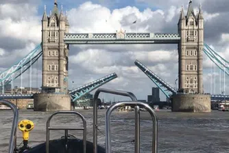 Тауър бридж блокира и предизвика километрично задръстване