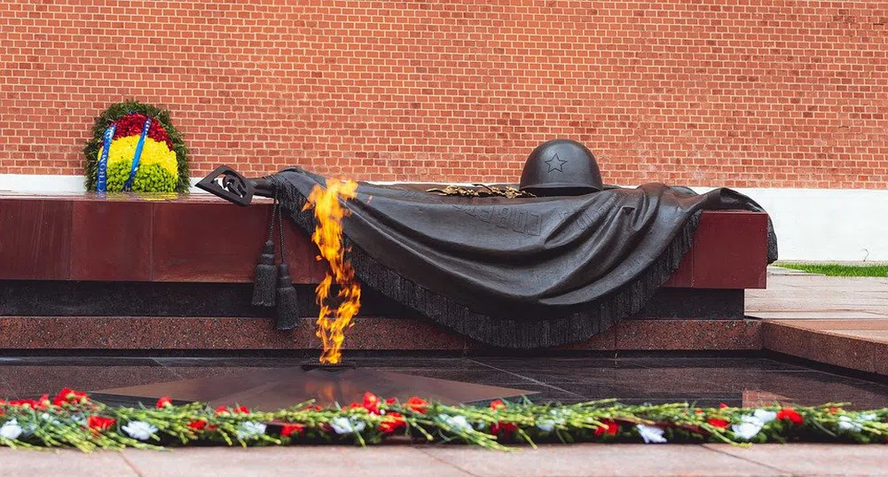 Ученички загасиха вечния огън в Санкт Петербург с топки сняг