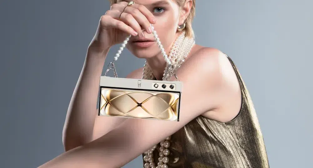 Китайска компания показа сгъваем смартфон, който може да носите като чанта