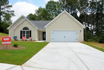 Продавачите на имоти в САЩ намаляват цените с най-бързи темпове от 2019 г.