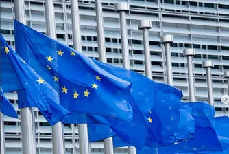 Юнкер похарчил 25 000 евро за "въздушно такси" до Рим