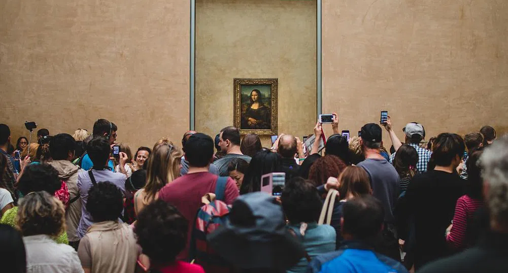 Маскиран като старица мъж в инвалидна количка хвърли торта по Мона Лиза