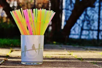 Клечките за уши и сламките изчезват завинаги?