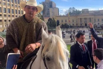 Колумбийски сенатор отиде на работа на бял кон