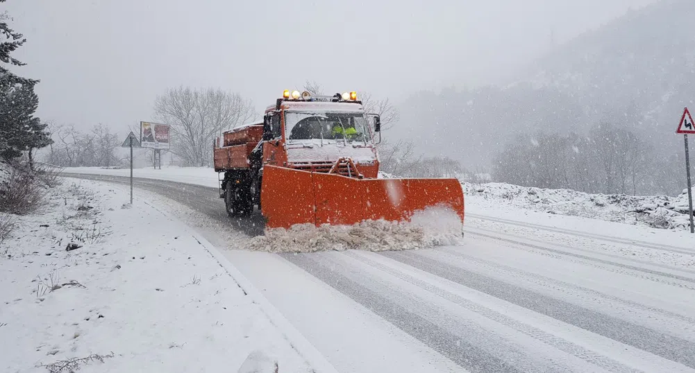 Пътната обстановка: Троянският проход е затворен, преспите са 2 м (снимки)