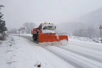 Пътната обстановка: Троянският проход е затворен, преспите са 2 м (снимки)