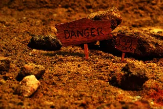 Смъртоносният път, на който може да се удавите или да ви взривят (снимки)