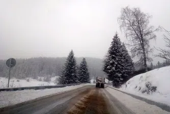 560 машини са обработвали републиканските пътища през нощта