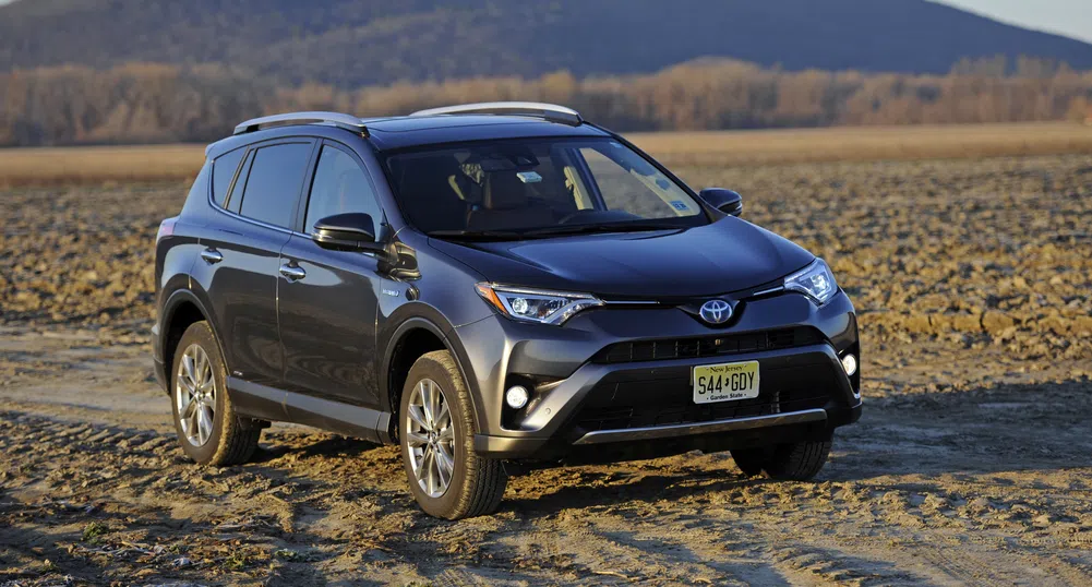 Toyota изтегля над 1,8 милиона автомобила RAV4 поради риск от пожар