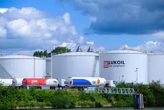 Politico: ЕК пита България за „вратичката“ в санкциите срещу Русия