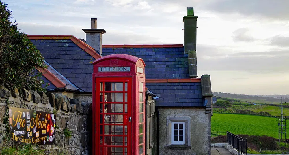 Защо Великобритания поддържа хиляди червени телефонни кабини?