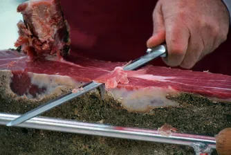 Защо в словенски град топят снега със сол с прошуто?