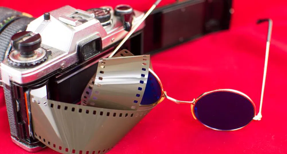 AI превзема фотографията, но професионалистите още работят с лента. Защо?