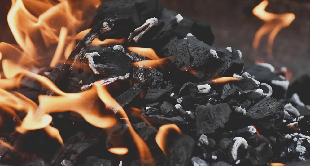 Фирмено парти с ходене на бос крак през жарава завърши с десетки ранени