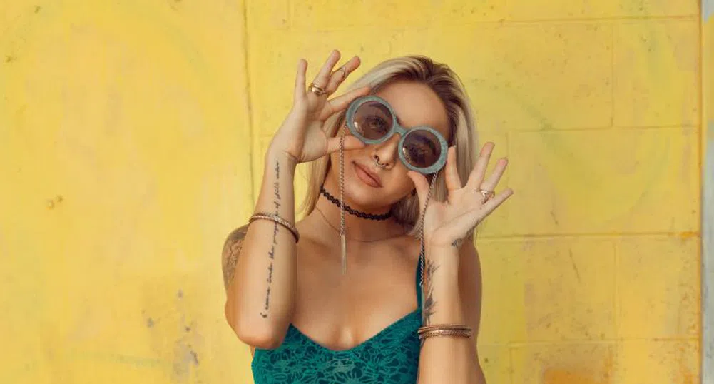 Работа за мързеливи момичета – провокативен модел обръща пазара на труда