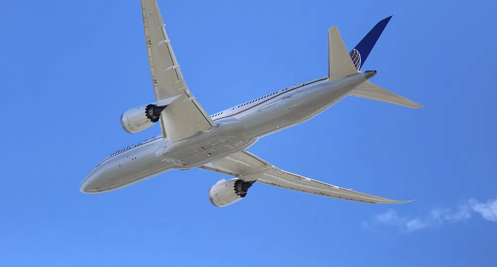 Преместиха мъж в първа класа в друг самолет - бил твърде висок