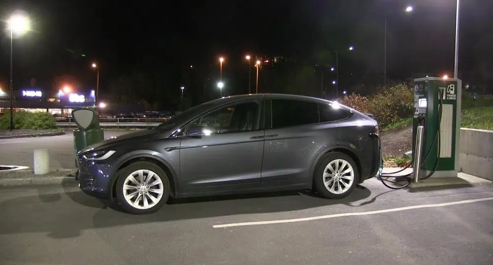 Можете ли да превърнете кола Tesla в сауна?