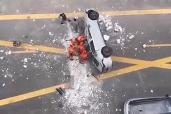 Електромобил падна от третия етаж на офис сграда и уби двама души