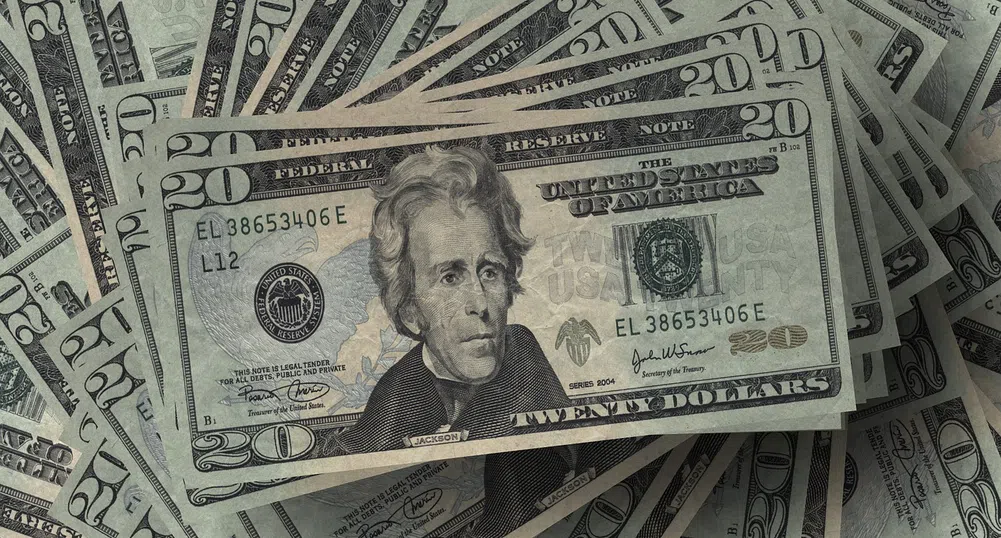 Бизнесмен подари на колежани по 1000 долара