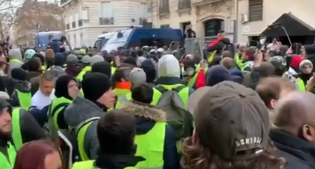 "Жълтите жилетки" готвят нови протести във Франция
