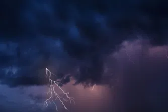 Ураган остави десетки хиляди домакинства без ток в Чехия