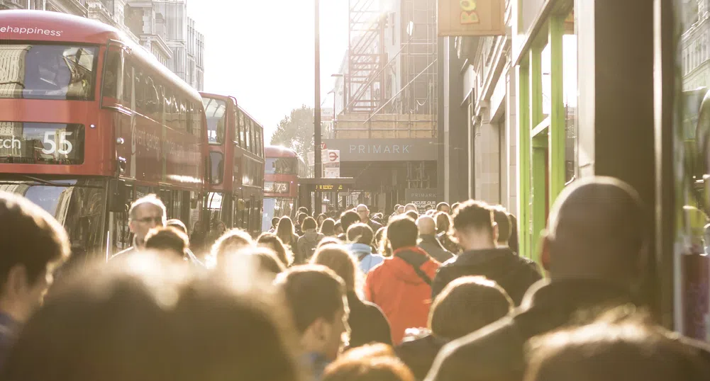 Великобритания отваря училищата от днес