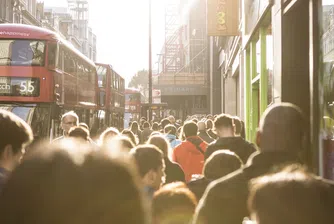 Великобритания отваря училищата от днес