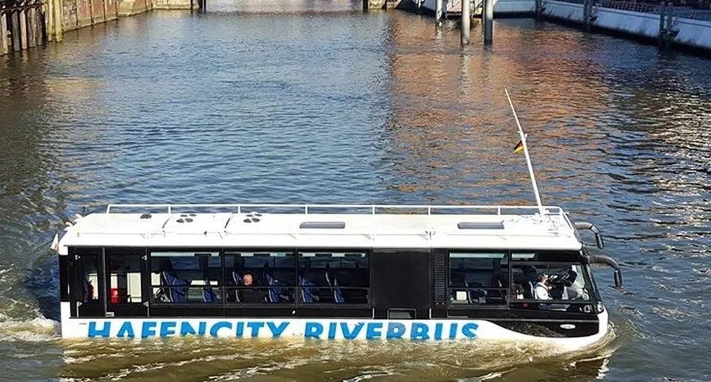 Качваш се на автобуса и... тръгваш на разходка по река Елба