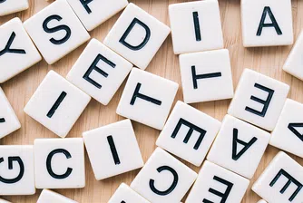 Българските думи на 2021 г.: Преценям, антиваксър и изчегъртване