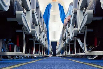 Жена се самоизолира в тоалетната на самолет след положителен COVID тест