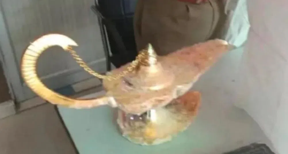 Измамиха лекар да си купи „Лампата на Аладин“ срещу 41 500 долара