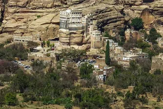 Грандиозният пететажен дворец, "растящ“ от скалите (видео)